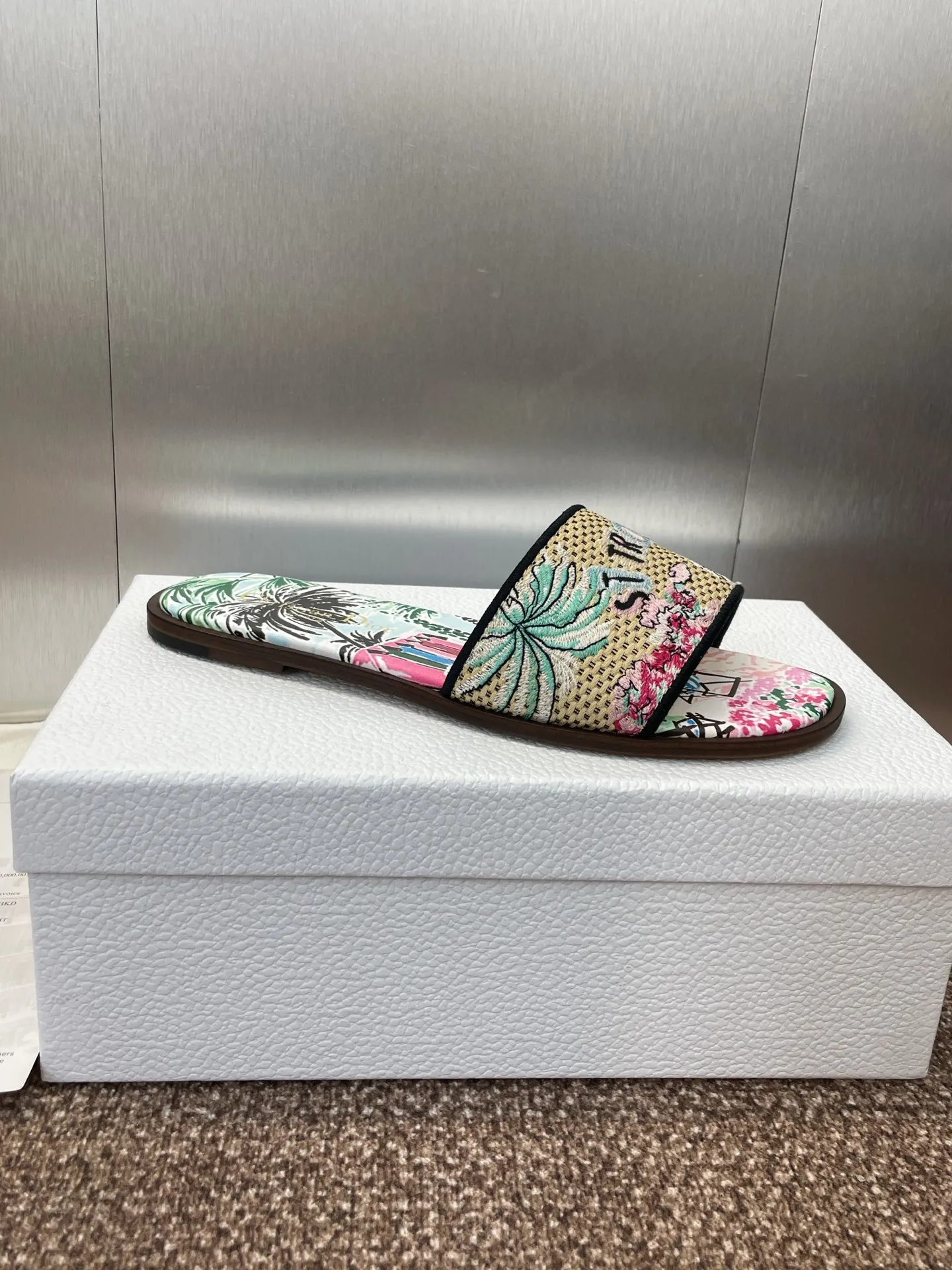 👟👟Ex-factory price 500👟👟 Dior 2025 spring and summer new style DWAY flat flip flops jelly color women's shoes CD letter logo three-dimensional embroidery round toe open toe color block sandals Material: upper imported raffia electric embroidery high temperature water-soluble cotton technical fabric + water-dyed sheepskin lining + Italian thickened leather outsole size: 34-42 (34.40.41.42. Customized, non-refundable and non-exchangeable)